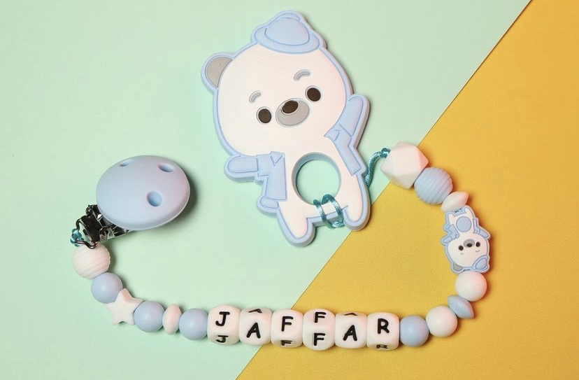 تعليقة اللهاية مع عضاضة الدب المرح باللون البحري