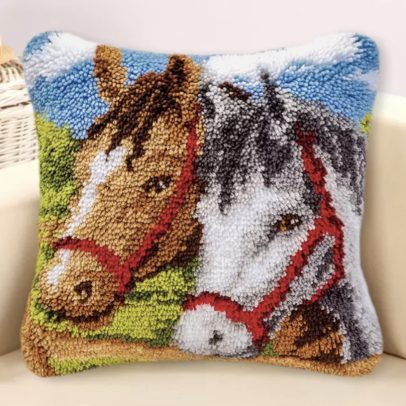 لعبة مخدة الصوف بشكل الحصانان الأبيض والبني