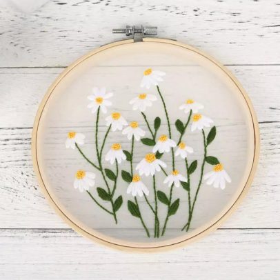 تطريز بشكل الورود البيضاء الأنيقة